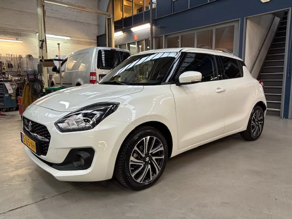 SUZUKI Swift 1.2 DualJet 83pk Smart Hybrid Style | Apple carplay / Android auto | Navigatie | Camera | Stoelverwarming | All season banden | NAP | Rijklaar prijs!