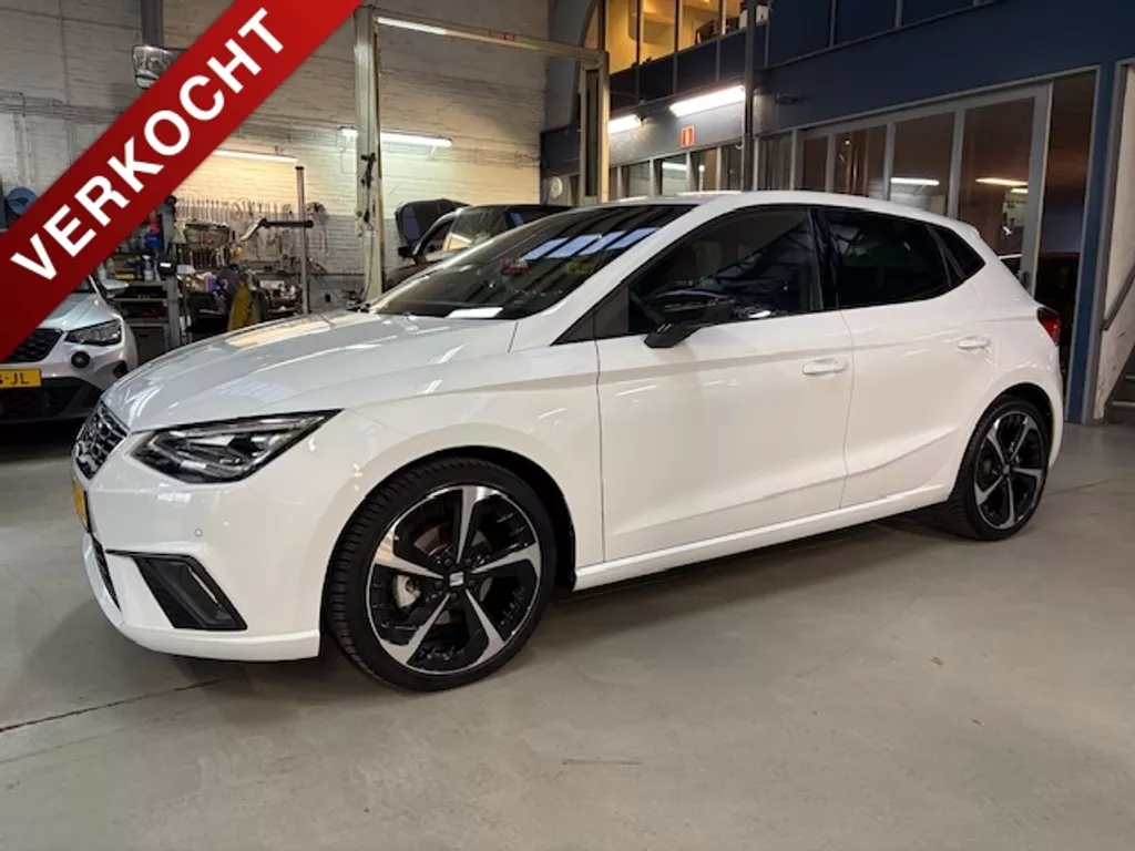 SEAT Ibiza 1.0 TSI 115pk DSG-7 FR Business Intense | Apple carplay / Android auto | Camera | Half leder- Alcantara | Stoelverwarming | NAP | Rijklaar prijs!