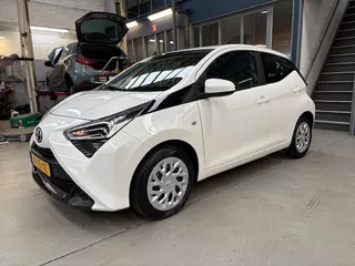 Toyota Aygo 1.0 VVT-i 72pk 5D x-play | Apple carplay / Android auto | Camera | Airco | All season banden | NAP | Rijklaar prijs!