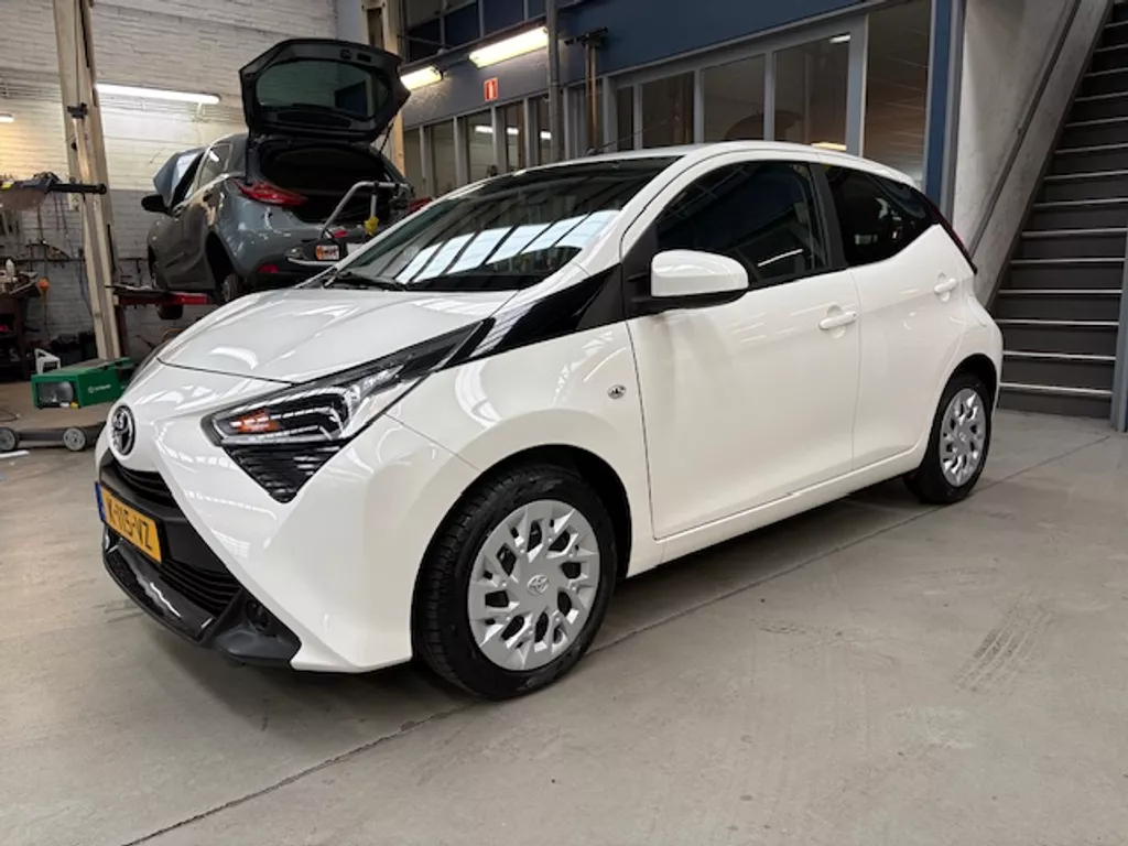 Toyota Aygo 1.0 VVT-i 72pk 5D x-play | Apple carplay / Android auto | Camera | Airco | All season banden | NAP | Rijklaar prijs!