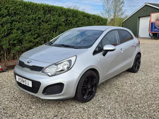 KIA Rio 1.2 CVVT 85pk 5Drs Super Pack | Tikje in de motor! | Navi | Camera | Airco | LM Velgen