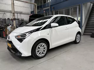 TOYOTA Aygo 1.0 VVT-i 72pk 5D x-play | Apple carplay / Android auto | Camera |  Airco | NAP | Rijklaar prijs!