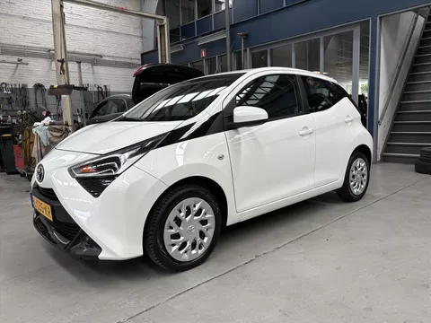 TOYOTA Aygo 1.0 VVT-i 72pk 5D x-play | Apple carplay / Android auto | Camera |  Airco | NAP | Rijklaar prijs!