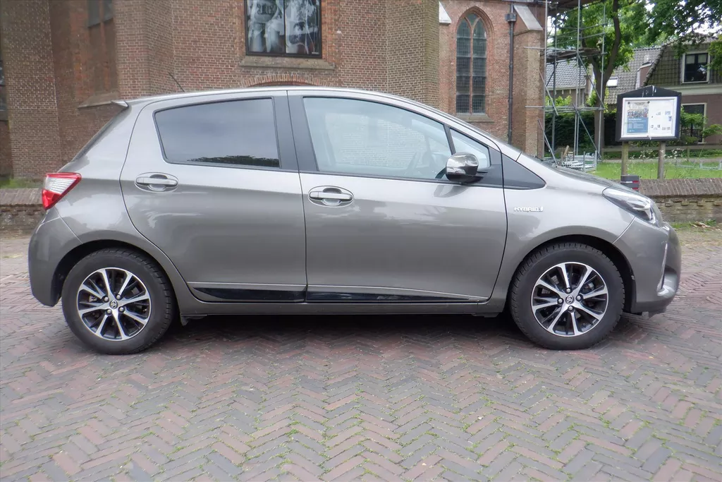 Toyota Yaris 1.5 Full Hybrid 100pk 5D Aut Orange Sport