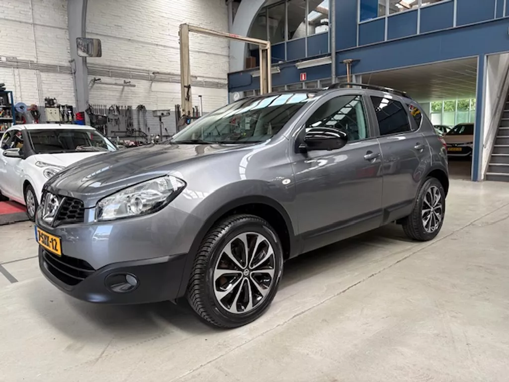 NISSAN Qashqai 1.6 117pk | 360* Camera | Panoramadak | Climate control | Suede bekleding | Cruise control | Lm velgen | All season banden | NAP | Rijklaar prijs!
