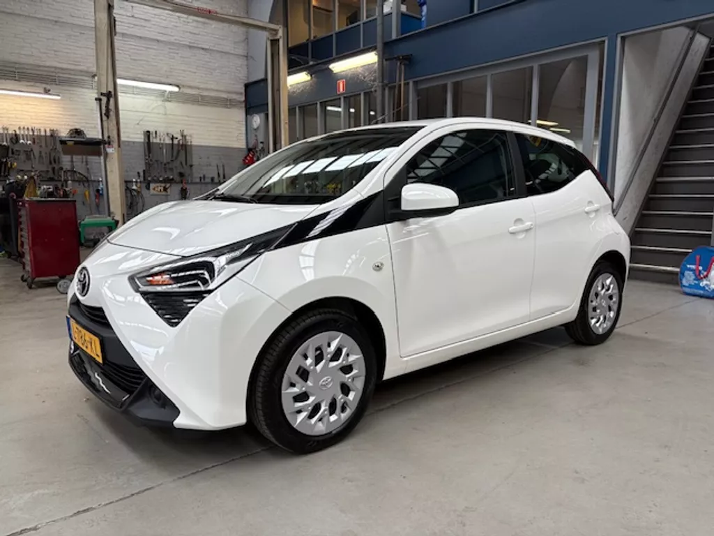 Toyota Aygo 1.0 VVT-i 72pk 5D x-play | Airco | Navigatie | Apple carplay / Android auto | Camera | NAP | Rijklaar prijs!