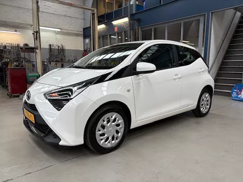 Toyota Aygo 1.0 VVT-i 72pk 5D x-play | Airco | Navigatie | Apple carplay / Android auto | Camera | NAP | Rijklaar prijs!