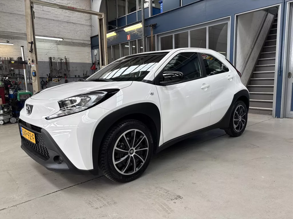 TOYOTA Aygo X 1.0 VVT-i MT 72pk Play | Apple carplay / Android auto | Airco | Camera | Cruise control | All season banden | NAP | Rijklaar prijs!