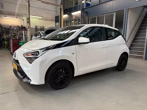 Toyota Aygo 1.0 VVT-i 72pk 5D x-play | Apple carplay / Android auto | LM Velgen | Camera | Airco | All season banden | NAP | Rijklaar prijs!