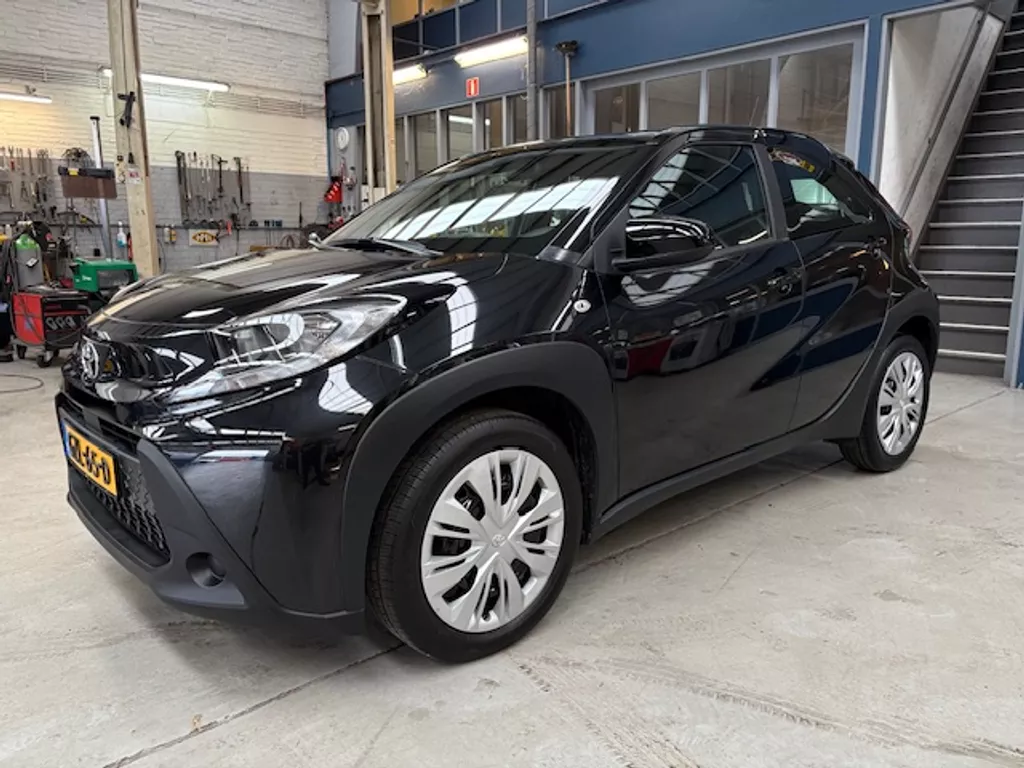 Toyota Aygo X 1.0 VVT-i MT 72pk Play | *Uniek! 2.400 KM* | Apple carplay / Android auto | Airco | Cruise control | Camera | NAP | Rijklaar prijs!