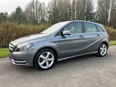 Mercedes B-Klasse B180 5DRS AMBITION | Leder | Klap-trekhaak | Cruise control | Navigatie | 17'' Lm velgen | Bluetooth | Airco | Parkeersensoren | NAP | Rijklaar prijs!