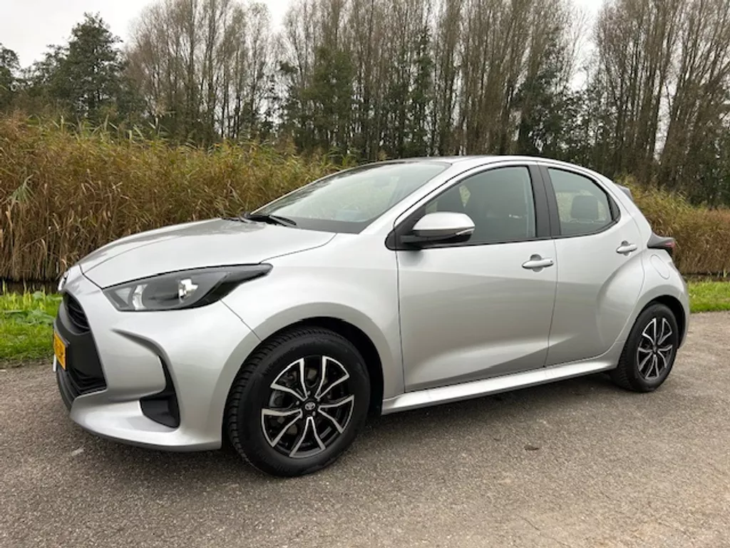 TOYOTA Yaris 1.5 Hybrid 116pk CVT Active | Navigatie | Camera | Apple carplay / Android auto | Lichtmetalen velgen | All season banden | NAP | Rijklaar prijs!