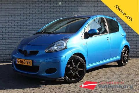 Toyota Aygo 1.0 12V VVT-I 5DRS Dynamic Blue | Camera | Cruise | Airco | Elektrische ramen | LMV | Spoiler Toyota Aygo 1.0 12V VVT-I 5DRS Dynamic Blue | Camera | Cruise | Airco | Elektrische ramen | LMV | Spoiler