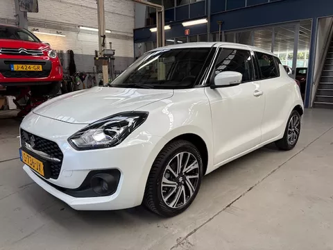 SUZUKI Swift 1.2 DualJet 83pk Smart Hybrid Style | Navigatie | Apple carplay / Android auto | Climate control | All season banden | NAP | Rijklaar prijs!