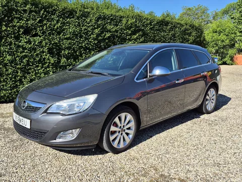 OPEL Astra 1.4 Turbo Cosmo | Navi | Clima | Stoel- / Stuurverwarming | Trekhaak | Cruise | Elek. Pakket.