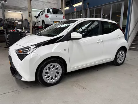 TOYOTA Aygo 1.0 VVT-i 72pk 5D x-play |  Apple carplay / Android auto | Camera | Parkeersensoren | Airco | NAP | Rijklaar prijs!