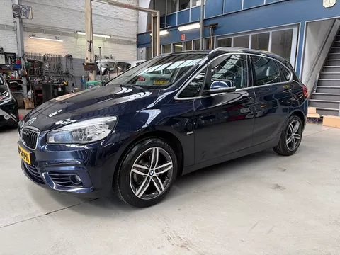 BMW 2-Serie Active Tour. 216 Sportline | Navigatie | Climate control | Trekhaak | Cruise control | Nieuwe banden | NAP | Rijklaar prijs!