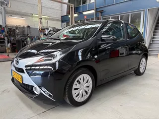 TOYOTA Aygo 1.0 VVT-i 69pk 5D x-nav | Airco | Navigatie | Camera | Dealer oh | NAP | Rijklaar prijs!